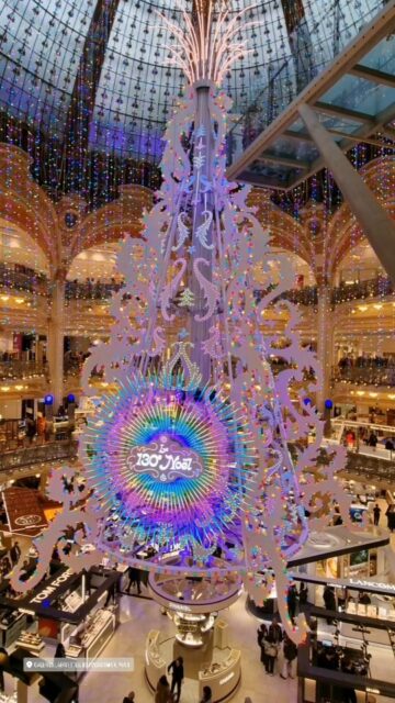 🎅🏼 PARIS aux Galeries Lafayette 🎄Joyeux Noël 🇨🇵Merry Christmas 🇬🇧🇮🇱 חג מולד שמח Feliz Navidad 🇪🇦Buon Natale 🇮🇹Fröhliche Weihnachten 🇩🇪圣诞节快乐 🇨🇳メリークリスマス 🇯🇵Giáng sinh vui vẻ 🇻🇳feliz Natal 🇵🇹A 🇲🇦καλά Χριστούγεννα 🇬🇷mutlu Noeller 🇹🇷And for all the others too 😘Kisses 💋...#merrychristmas #noel #christmastree #christmas #archilovers #archidaily #noël #parisjetaime #christmasvibes #christmasiscoming #visitparis #christmasdecorations #christmastime #christmasmood #noel2024 #noël  #sapindenoel #christmasdecor #seasonaldecor #christmasinparis #xmas2024 #christmaslights #architecture #igersparis #galerieslafayette #thisisparis #paris_vacations #parisparis #joyeuxnoel #feliznavidad