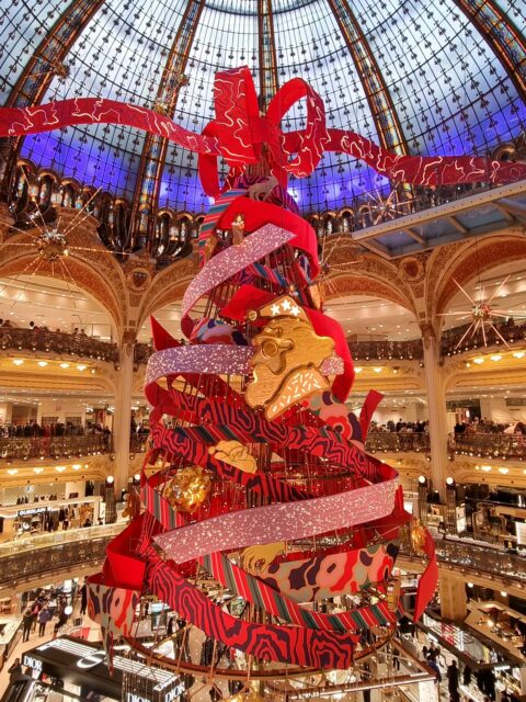 Paris en habits de fête ✨Un Noël sous le dôme des Galeries Lafayette, entre lumière, magie et tradition.Joyeux Noël à vous 🤍🎄#christmasinparis #galerieslafayette #christmasvibes #parís #noel2025
