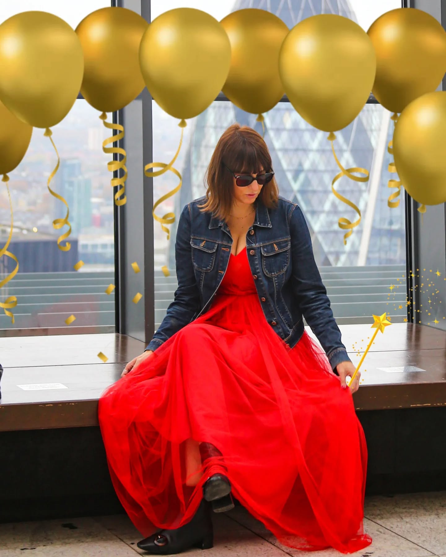 🥂 HAPPY NEW YEAR 🎊 2k25Best wishes for the New Year 🎈Full of good things to all and I thank you from the bottom of my heart for being here...I took out my magic wand to express all your wishes 😁Kisses 💋. . . 📷 pinhascohen . . #skygarden #skygardenlondon #london #londoncity #red #redvibes #frenchgirl #frenchblogger #colors #colorful #frenchtraveller #shotoniphone #archilovers #archidaily #architecturelovers #architecture #londonvibes #igerslondon #seeyounextyear #nouvelan #newyear #newyearinparis #visitlondon #newyeariscoming #love #happynewyear #bonneannee #happynewyear2025 #felizanonovo